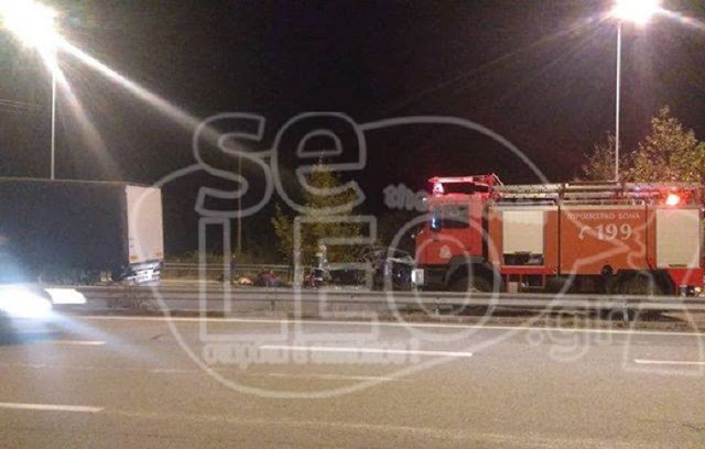 Σφοδρή σύγκρουση φορτηγού με βαν που μετέφερε μετανάστες στην Ασπροβάλτα - Ένας νεκρός, 20 τραυματίες - Φωτογραφία 1