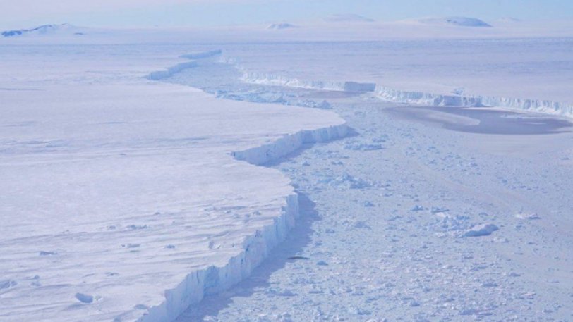 Εντυπωσιακές εικόνες από την αποκόλληση τεράστιου παγόβουνου στην Ανταρκτική - Φωτογραφία 1