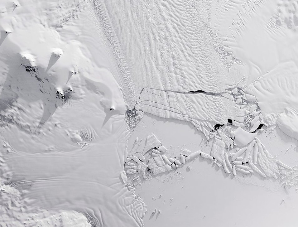 Εντυπωσιακές εικόνες από την αποκόλληση τεράστιου παγόβουνου στην Ανταρκτική - Φωτογραφία 3