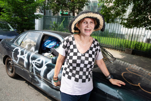 Γυναίκα εκατομμυριούχος στη Νέα Υόρκη μαζεύει τσίγκινα κουτάκια για να … συμπληρώσει το εισόδημά της! - Φωτογραφία 1