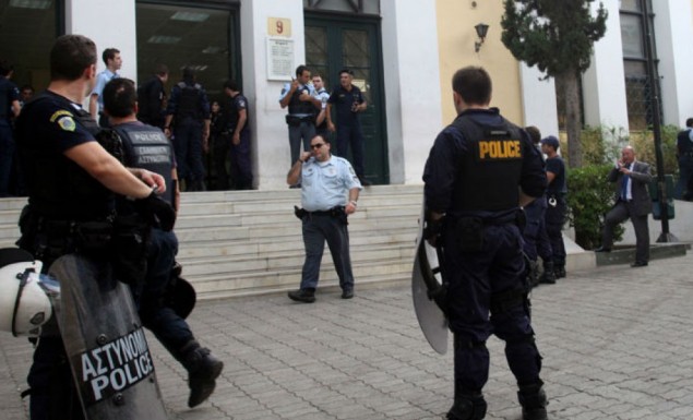 Γνωστός θεατρικός συγγραφέας δάγκωσε αστυνομικό για να μην του κάνει έλεγχο στην είσοδο της Ευελπίδων - Φωτογραφία 1
