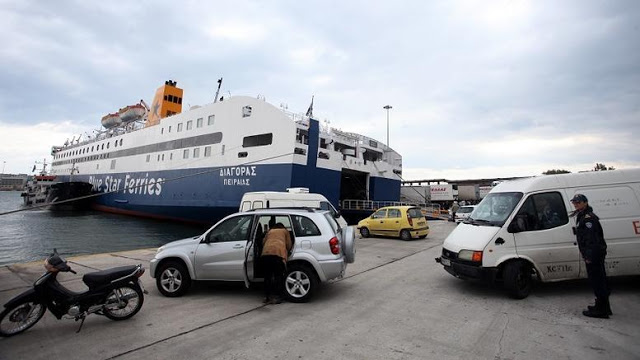 Γκαζάκια με βενζίνη έξω από την πύλη Ε1 στο λιμάνι του Πειραιά - Φωτογραφία 1