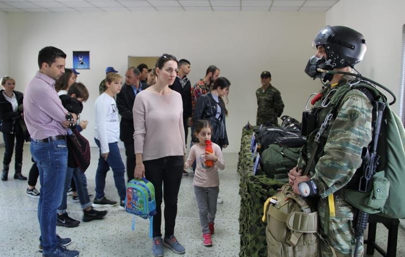 ΓΕΣ: Διοργάνωση «Ημέρας Αλεξιπτωτιστή» για τις Οικογένειες του προσωπικού του Στρατού Ξηράς στη ΣΧΑΛ - Φωτογραφία 28