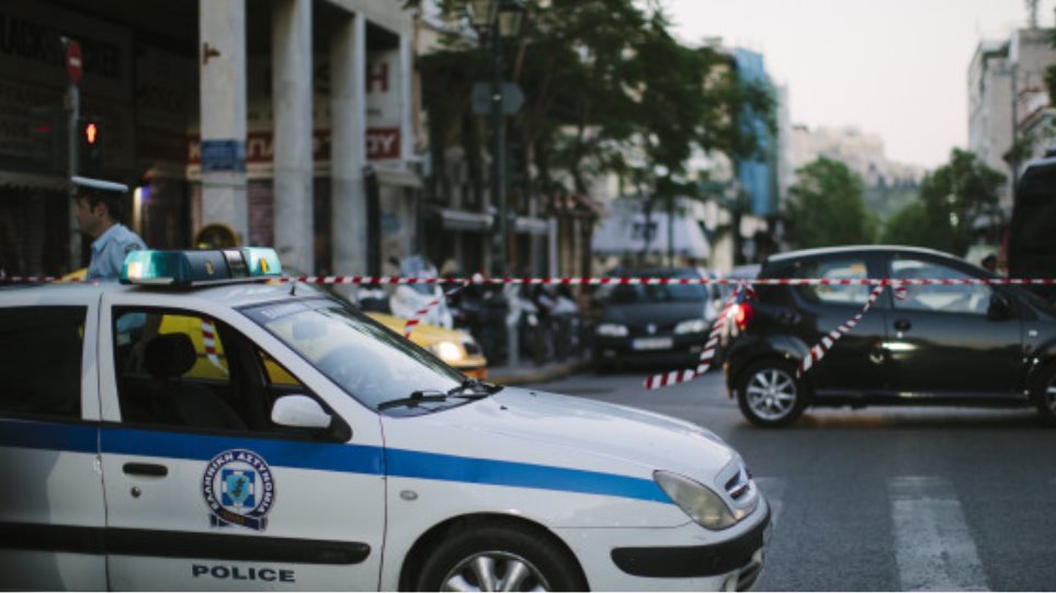 Αμπελόκηποι: Πυροβόλησαν αυτοκίνητο στο οποίο επέβαινε Αλβανός ιδιοκτήτης μπαρ - Φωτογραφία 1