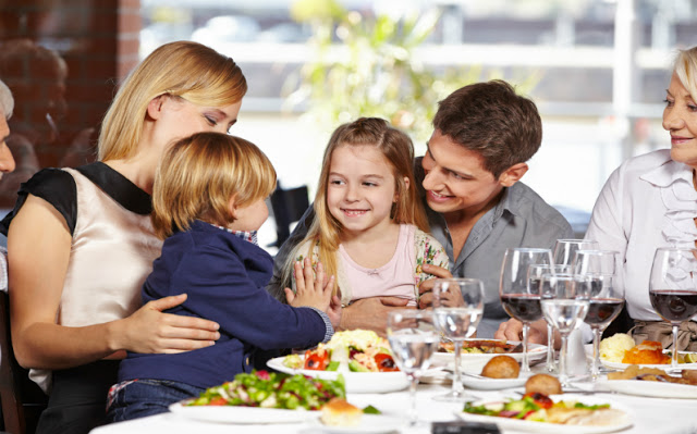 Γεύμα στο εστιατόριο με τα παιδιά: Ποιες είναι οι πιο υγιεινές επιλογές που πρέπει να προτιμήσετε; - Φωτογραφία 1