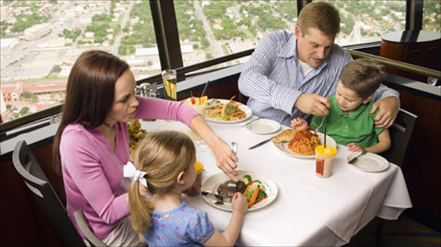 Γεύμα στο εστιατόριο με τα παιδιά: Ποιες είναι οι πιο υγιεινές επιλογές που πρέπει να προτιμήσετε; - Φωτογραφία 2
