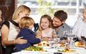 Γεύμα στο εστιατόριο με τα παιδιά: Ποιες είναι οι πιο υγιεινές επιλογές που πρέπει να προτιμήσετε;