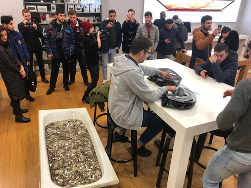 Στη Μόσχα, ένας άντρας έφερε μια μπανιερα με νομίσματα για να αγοράσει ένα iPhone XS - Φωτογραφία 3