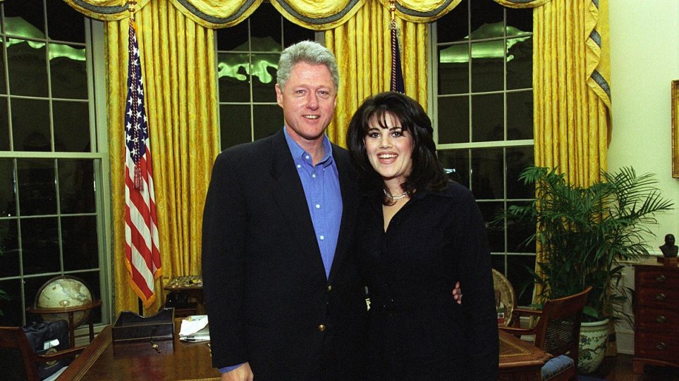 Η Μόνικα Λεβίνσκι εξομολογείται τι συνέβη με τον Μπιλ Κλίντον την περίφημη «νύχτα του λεκέ» στο Οβάλ Γραφείο - Φωτογραφία 1