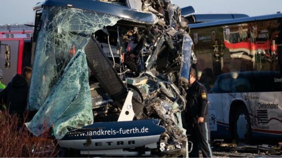 Τροχαίο με σχολικά στη Γερμανία -Τουλάχιστον 40 τραυματίες - Φωτογραφία 1