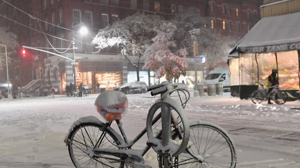 Εντυπωσιακές εικόνες: Ξαφνική χιονοθύελλα «έντυσε» στα λευκά τη Νέα Υόρκη - Φωτογραφία 1