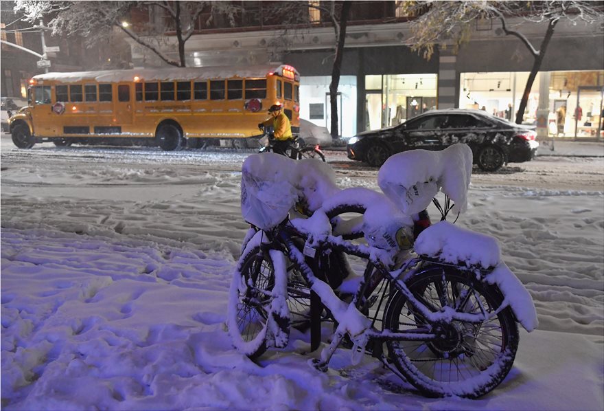 Εντυπωσιακές εικόνες: Ξαφνική χιονοθύελλα «έντυσε» στα λευκά τη Νέα Υόρκη - Φωτογραφία 3