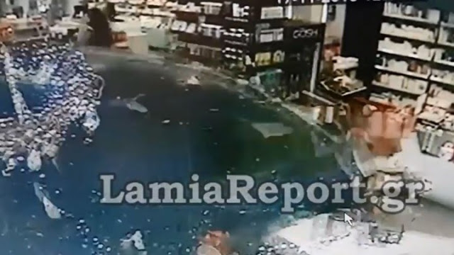 Τρομακτικό βίντεο: Η τρελή πορεία του βαν που μπούκαρε σε φαρμακείο στη Λαμία - Φωτογραφία 1