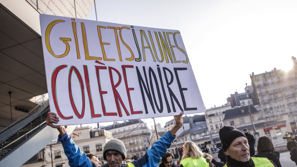 Γαλλία: Περίπου 124.000 άτομα μετείχαν στις συγκεντρώσεις με τα «Κίτρινα Γιλέκα» - Φωτογραφία 1