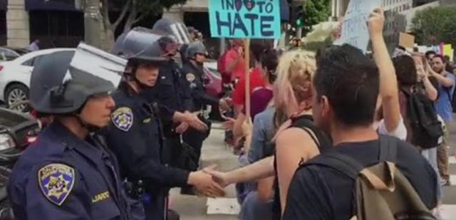ΗΠΑ: Διαδηλωτές σφίγγουν το χέρι των αστυνομικών - Φωτογραφία 1