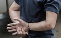 Συλλήψεις ανηλίκων στο Αιγάλεω με πιστόλι για φωτοβολίδες και μάσκες