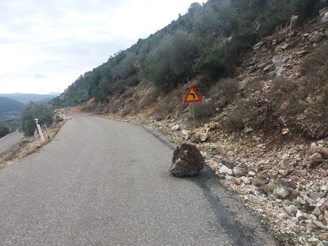 Έπεσε βράχος στο δρόμο για τα ΒΛΥΖΙΑΝΑ | ΦΩΤΟ - Φωτογραφία 3