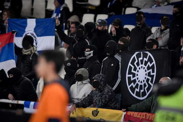 Εικόνες ντροπής στο ΟΑΚΑ με ναζιστικούς χαιρετισμούς και σημαία του «Μαύρου Ήλιου» - Φωτογραφία 1