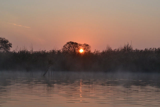 Η λίμνη Οζερός με το πρώτο φως της ημέρας (φωτο) - Φωτογραφία 1