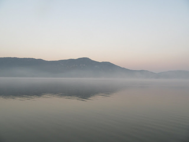 Η λίμνη Οζερός με το πρώτο φως της ημέρας (φωτο) - Φωτογραφία 2