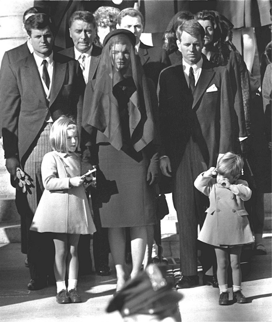 JFK: 55 χρόνια μετά τη δολοφονία του, νέο σενάριο εμπλέκει στο έγκλημα την Τζάκι! - Φωτογραφία 2