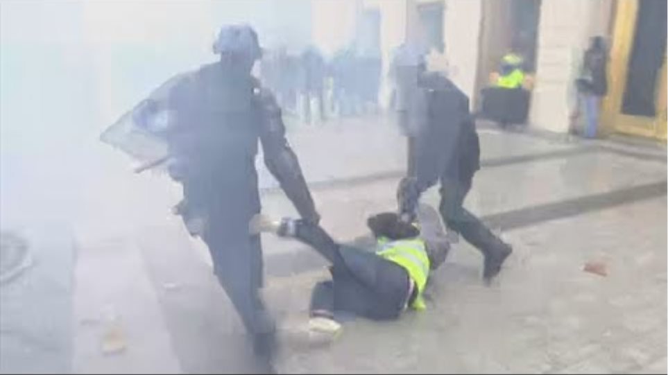 Η γαλλική αστυνομία σπάει με κανόνι νερού τα μπλόκα των «κίτρινων γιλέκων» - Φωτογραφία 2