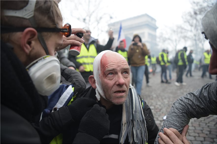 Η γαλλική αστυνομία σπάει με κανόνι νερού τα μπλόκα των «κίτρινων γιλέκων» - Φωτογραφία 3