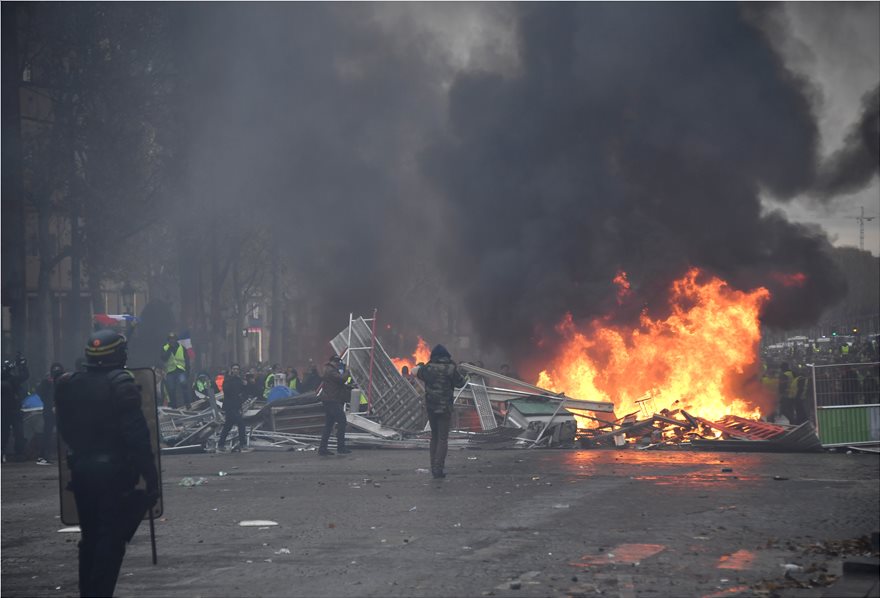 Η γαλλική αστυνομία σπάει με κανόνι νερού τα μπλόκα των «κίτρινων γιλέκων» - Φωτογραφία 4