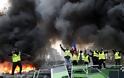 Η γαλλική αστυνομία σπάει με κανόνι νερού τα μπλόκα των «κίτρινων γιλέκων»