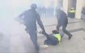 Η γαλλική αστυνομία σπάει με κανόνι νερού τα μπλόκα των «κίτρινων γιλέκων» - Φωτογραφία 2