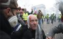 Η γαλλική αστυνομία σπάει με κανόνι νερού τα μπλόκα των «κίτρινων γιλέκων» - Φωτογραφία 3