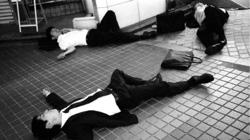Σοκάρουν οι εικόνες από την Ιαπωνία: Εξαντλημένοι εργαζόμενοι κοιμούνται στο δρόμο - Φωτογραφία 1