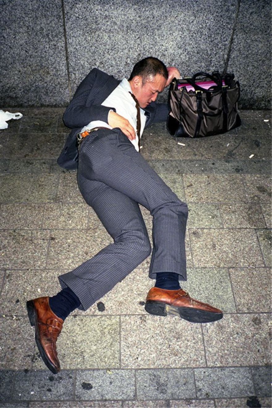 Σοκάρουν οι εικόνες από την Ιαπωνία: Εξαντλημένοι εργαζόμενοι κοιμούνται στο δρόμο - Φωτογραφία 6