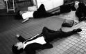 Σοκάρουν οι εικόνες από την Ιαπωνία: Εξαντλημένοι εργαζόμενοι κοιμούνται στο δρόμο