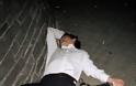 Σοκάρουν οι εικόνες από την Ιαπωνία: Εξαντλημένοι εργαζόμενοι κοιμούνται στο δρόμο - Φωτογραφία 2