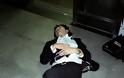 Σοκάρουν οι εικόνες από την Ιαπωνία: Εξαντλημένοι εργαζόμενοι κοιμούνται στο δρόμο - Φωτογραφία 4