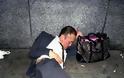 Σοκάρουν οι εικόνες από την Ιαπωνία: Εξαντλημένοι εργαζόμενοι κοιμούνται στο δρόμο - Φωτογραφία 6