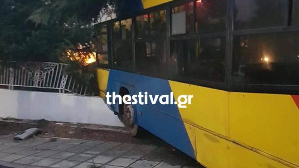 Θεσσαλονίκη: Λεωφορείο «καρφώθηκε» σε περίφραξη σπιτιού - Φωτογραφία 1