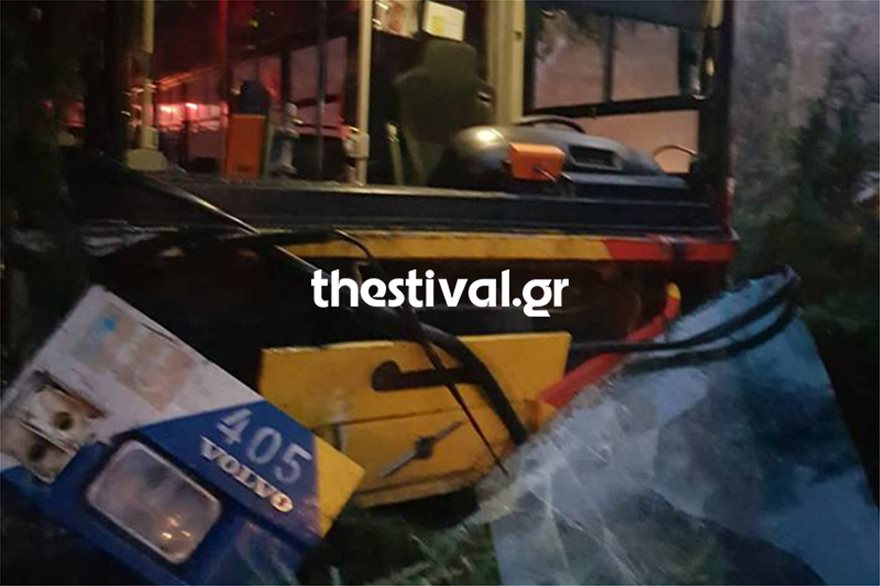 Θεσσαλονίκη: Λεωφορείο «καρφώθηκε» σε περίφραξη σπιτιού - Φωτογραφία 3