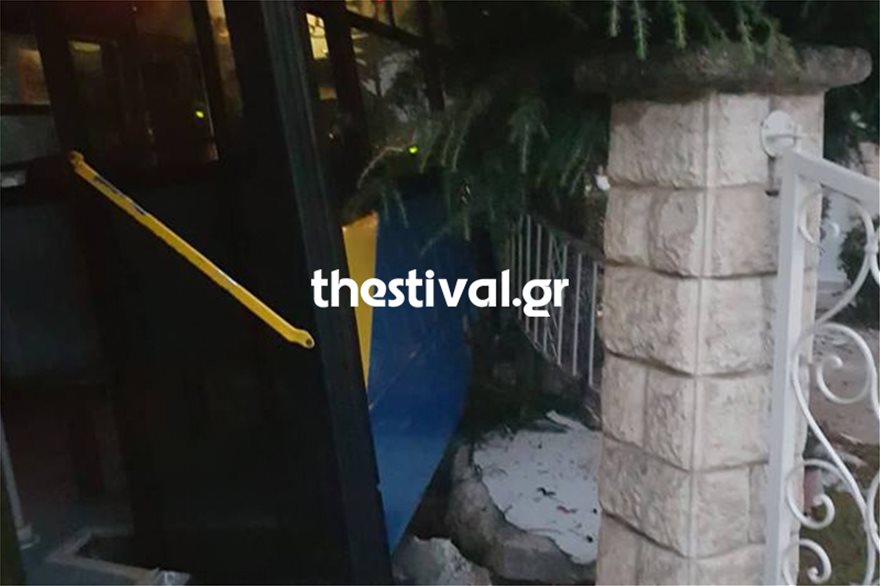 Θεσσαλονίκη: Λεωφορείο «καρφώθηκε» σε περίφραξη σπιτιού - Φωτογραφία 4