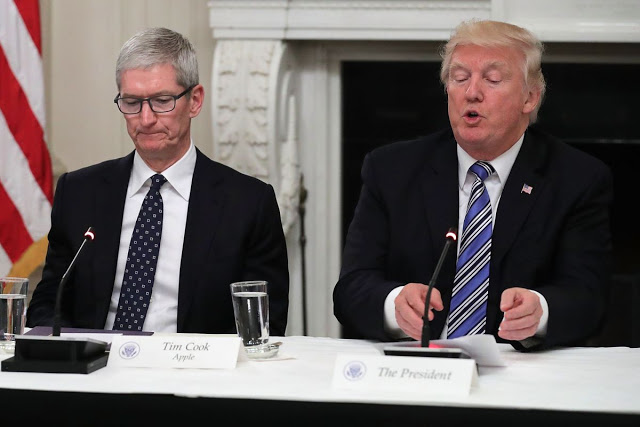 Ο Donald Trump εισάγει φόρο 10% στις εισαγωγές iPhone και MacBook στις ΗΠΑ - Φωτογραφία 3