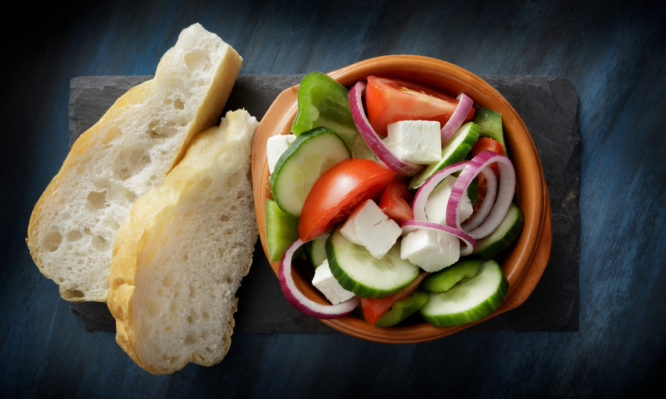 Χωριάτικη σαλάτα με ψωμί: Πόσες θερμίδες έχει - Φωτογραφία 1