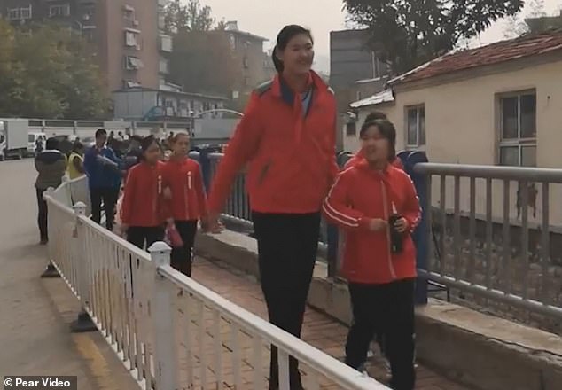 Το υψηλότερο 11χρονο κορίτσι στον κόσμο έχει ύψος 2.08 μέτρα! - Φωτογραφία 2