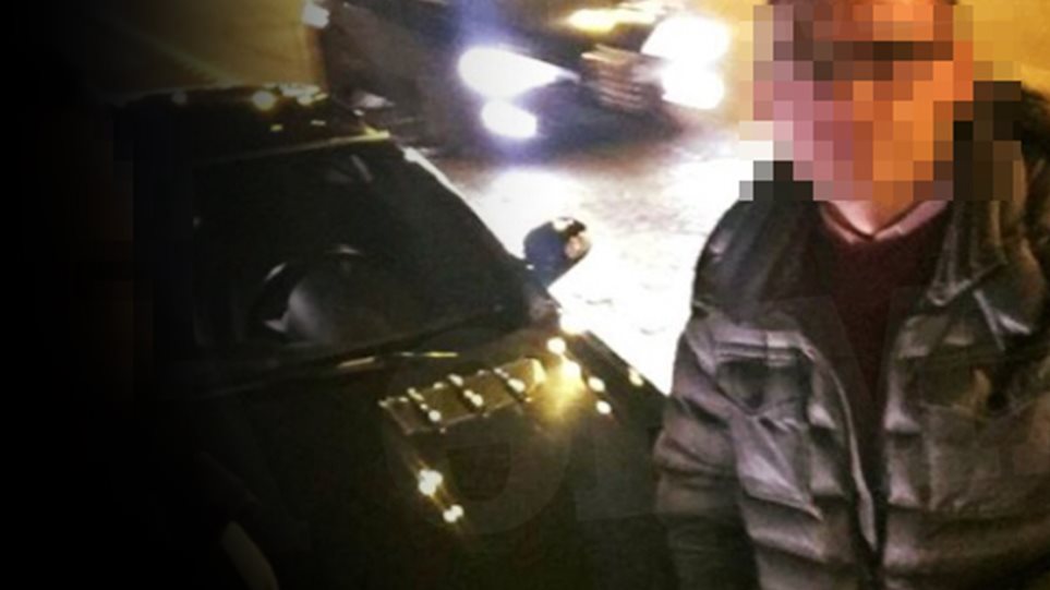 Αλβανός με cabrio, χειροπέδες, ασύρματο και όπλο έκανε τον αστυνομικό του Τσίπρα - Φωτογραφία 1