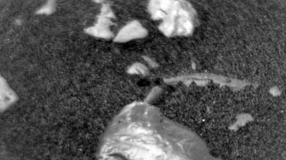 Μυστήριο στον Άρη: Τι είναι αυτό το αντικείμενο που βρήκε το ρόβερ Curiosity και λάμπει σαν χρυσός; - Φωτογραφία 1