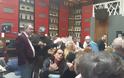 Στάση για καφέ στο κέντρο της ΒΟΝΙΤΣΑΣ εκαναν τα μέλη των ευρωπαίων δημοσιογράφων | ΦΩΤΟ