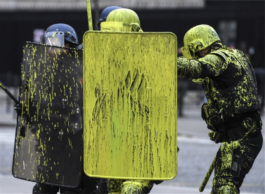 Λύγισαν» τον Μακρόν τα «Κίτρινα Γιλέκα»: Ξεκινά διάλογο με τους διαδηλωτές και την αντιπολίτευση - Φωτογραφία 18