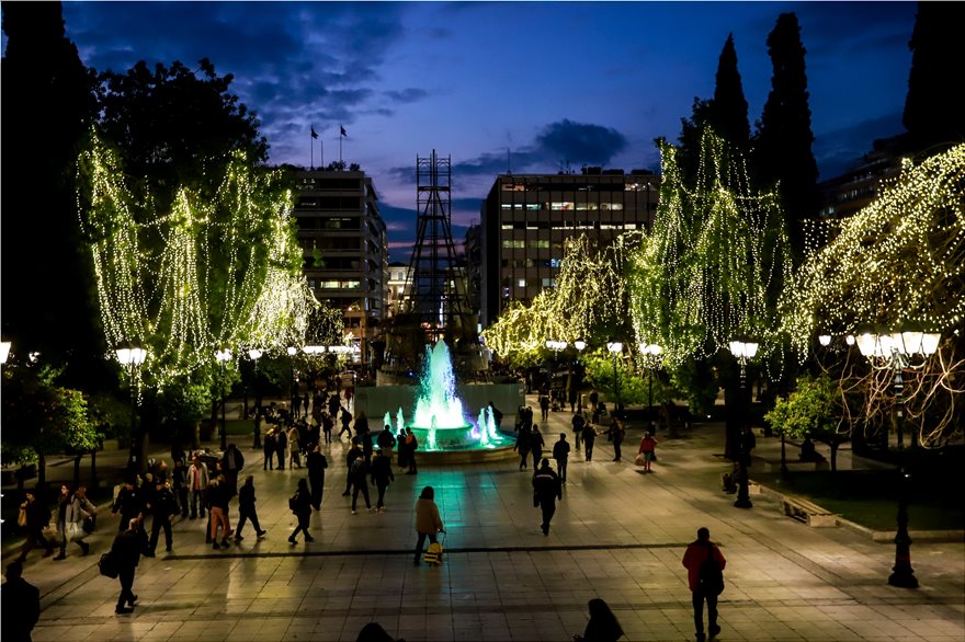 Το κέντρο της Αθήνας φόρεσε τα γιορτινά του - Φωτογραφία 6