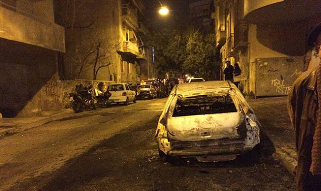 Επίθεση στο σπίτι του Φλαμπουράρη στα Εξάρχεια - Ανακοινώσεις ΣΥΡΙΖΑ & ΝΔ - Φωτογραφία 1