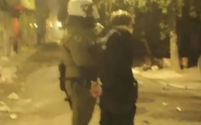 Βίντεο: Αστυνομικός χτυπά με την ασπίδα συλληφθέντα - Φωτογραφία 1